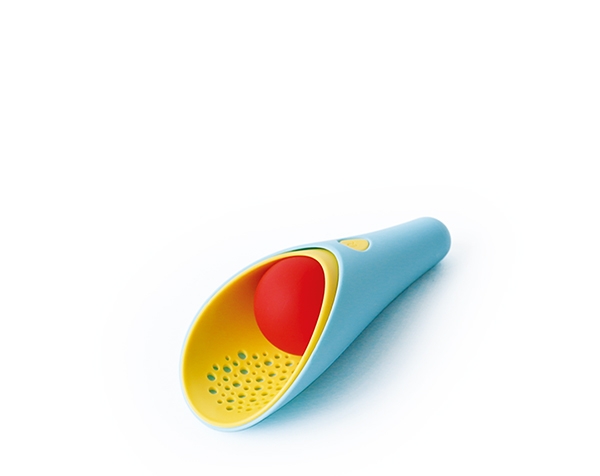 Cuppi Banana Blue with cherry ball de Quut Beach Toys