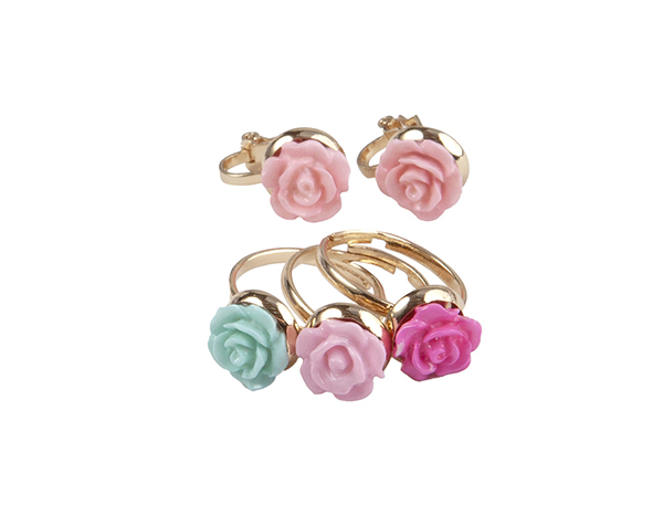 Boutique Rose Rings & Earring Set  3 Rings 1 Set of Clip on Earrings de Great Pretenders