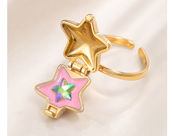 Tiny Treasures Locket Ring de GP NOVEDADES 